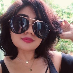 QUAY AUSTRALIA Needing Fame Sunglasses in Black